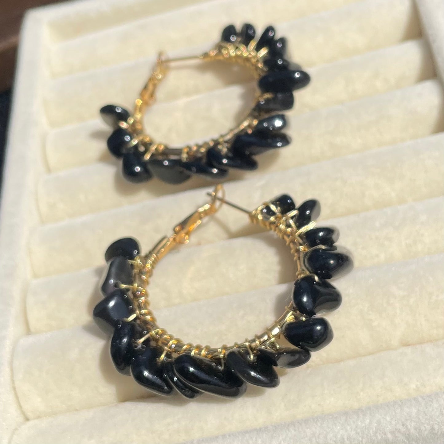 Obsidian chips hoop earrings