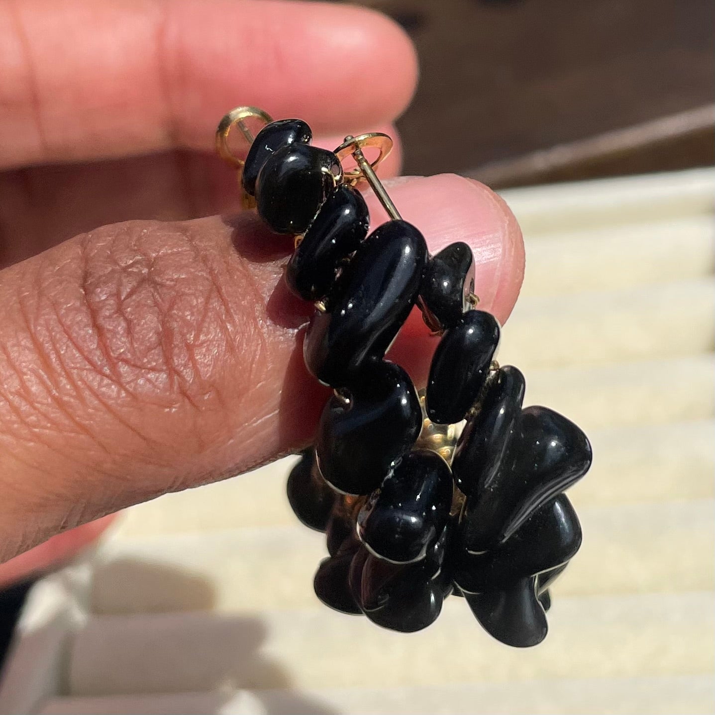 Obsidian chips hoop earrings
