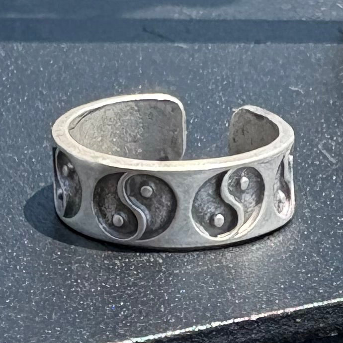 Yin yang band ring