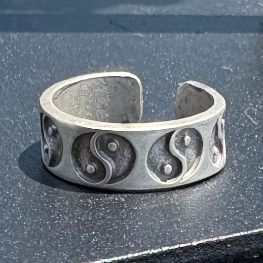 Yin yang band ring